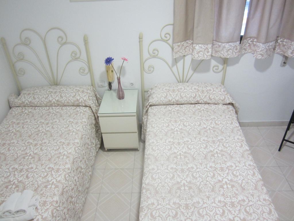 Hostal Avenida Conil De La Frontera Quarto foto